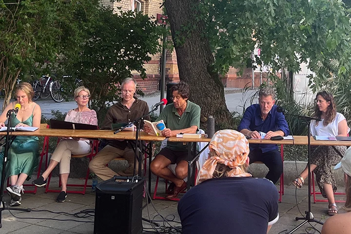 Das Vorlese-Ensemble bei einer Live-Lesung im Hof der Bibliothek am Wasserturm in Berlin