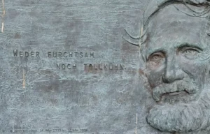 Ein Bild der Gedenktafel von Rupert Neudeck in Troisdorf