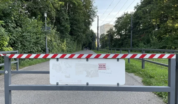 Eine geschlossene Schranke auf einem Weg. Darauf ein Sticker mit der Aufschrift: Gegen jeden Antisemitismus