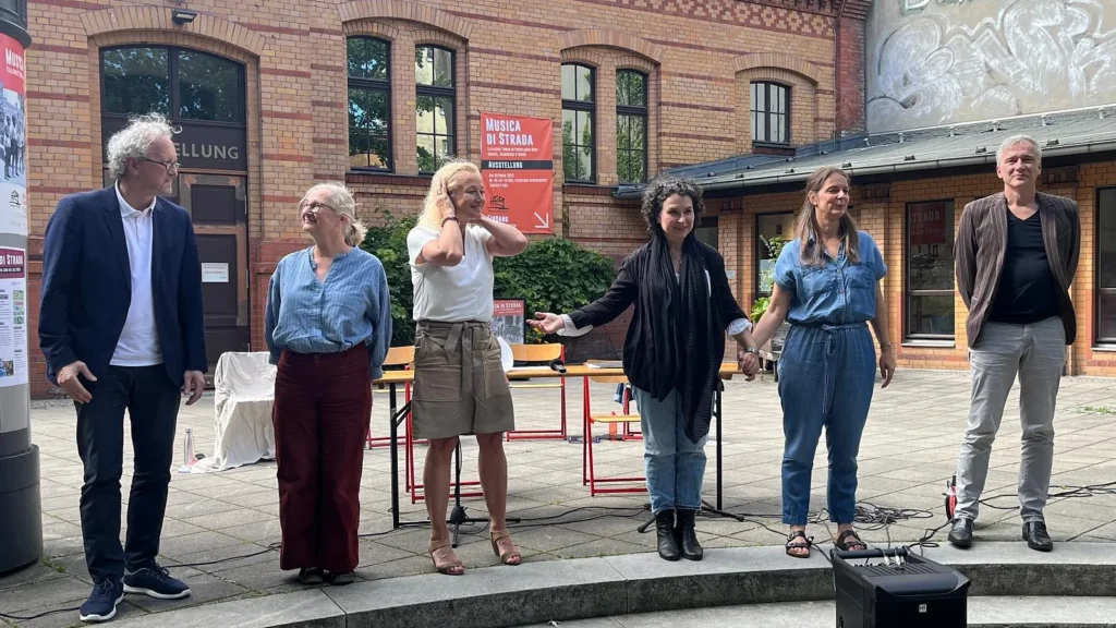 Bild vom Mitgliedern des Vorlese-Ensemble beim Applaus nach der Lesung "Liebe ist..." im Hof der Bibliothek am Wasserturm in Berlin